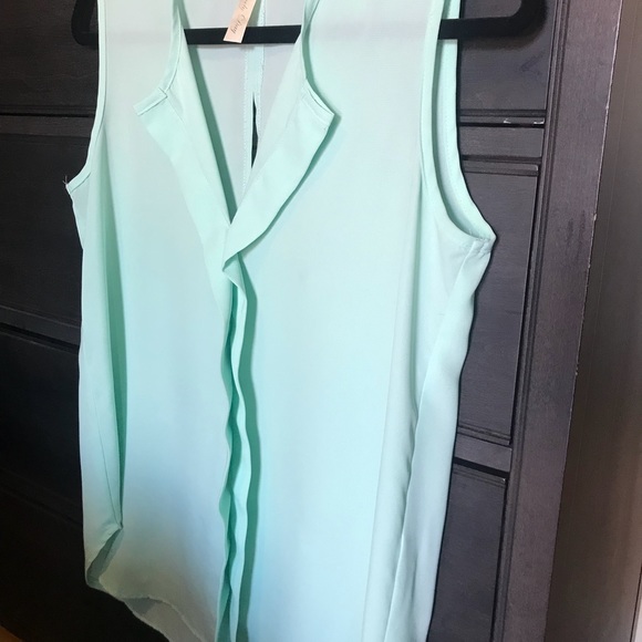 Mint green sleeveless top - Picture 2 of 4